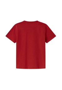 Camiseta roja de manga corta, hecha de algodón suave, con cuello redondo y un corte relajado. Presenta un color sólido y una textura suave.