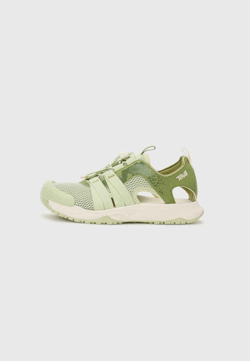 Pantofi sport verzi pentru exterior, cu un superior din plasă respirabilă, benzi elastice și o talpă texturată. Designul include decupaje și un capac de vârf întărit.