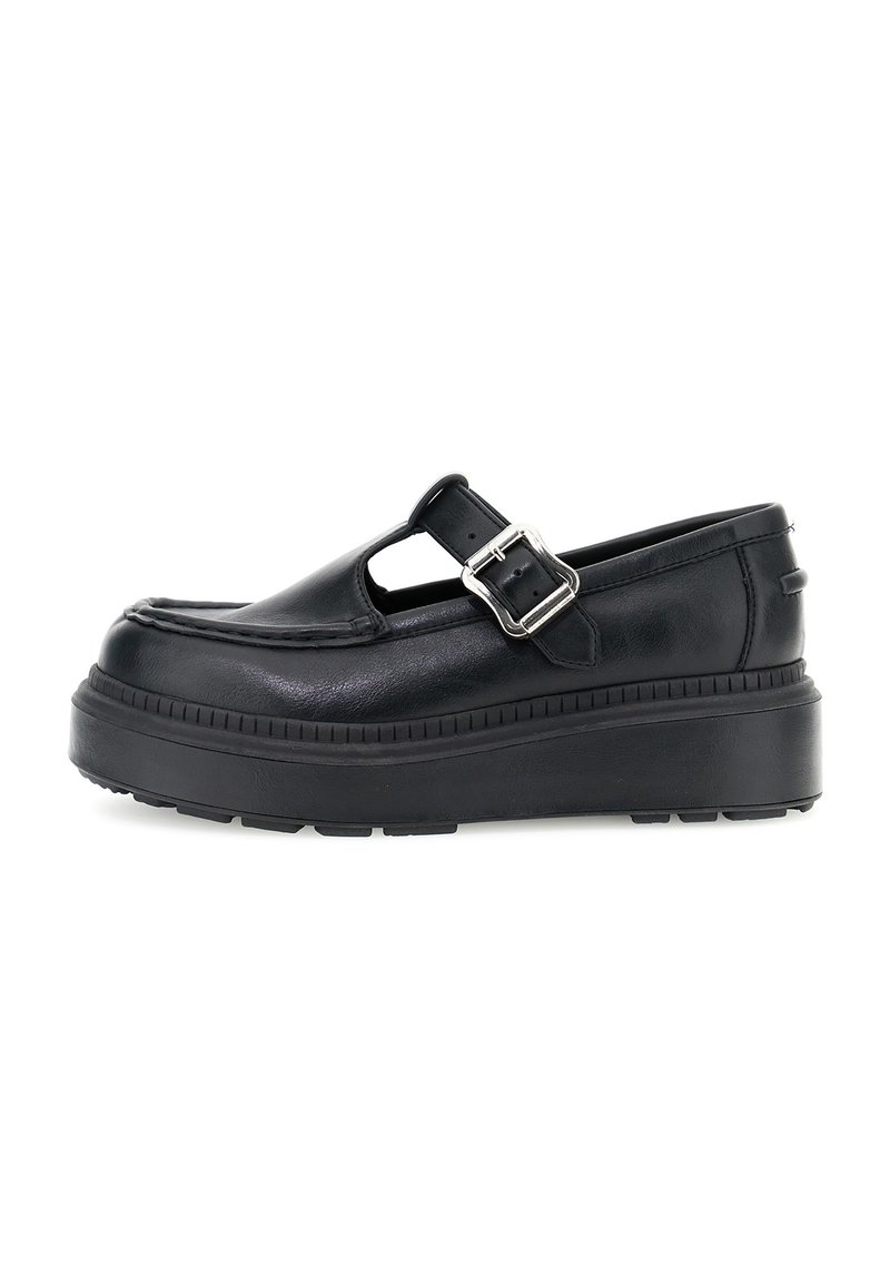 Mocasín negro de cuero con plataforma y suela gruesa, con una correa de hebilla plateada en la parte superior, mostrado de lado sobre un fondo blanco.