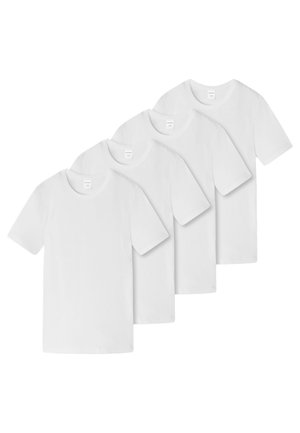 Fyra helt vita t-shirts i bomull med korta ärmar och rundad halsringning, staplade i en horisontell uppställning.