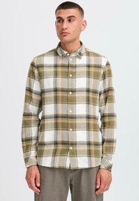 Langarm, knoopsluiting overhemd in een geruite patroon met olijfgroen, beige en wit met blauwe accenten; gemaakt van textuurstof.