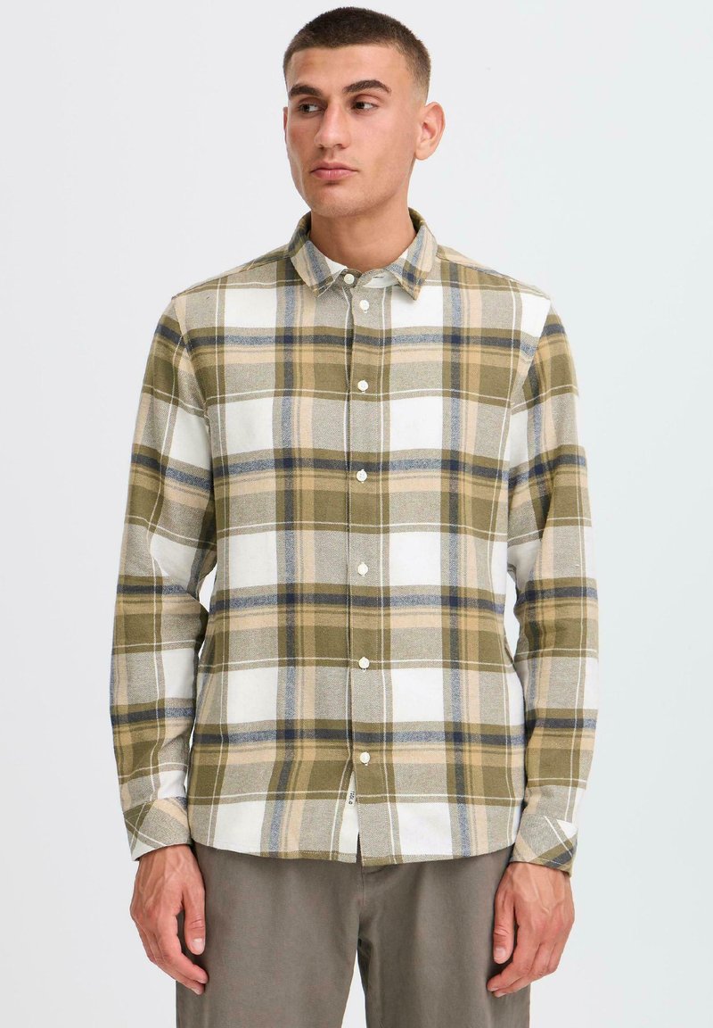 Langarm, knoopsluiting overhemd in een geruite patroon met olijfgroen, beige en wit met blauwe accenten; gemaakt van textuurstof.