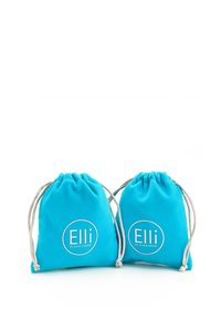 Dva mala tirkizna platnena kofera s povlačnim zatvaračem i bijelim logotipom "Elli by Julie & Grace" sprijeda.