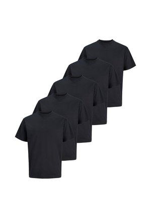 Fem ensfarvede sorte T-shirts med korte ærmer og rund hals, arrangeret i en trappet række på en hvid baggrund.