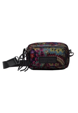 Kleine rechthoekige crossbodytas met zwarte band, kleurrijk bloemenpatroon, zwarte mesh-overlay en voorvak met rits.