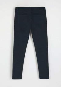 Ciemnoniebieskie skinny jeans wykonane z denimu. Posiadają średni stan, pięć kieszeni oraz subtelne szwy. Gładka tekstura, dopasowany krój.