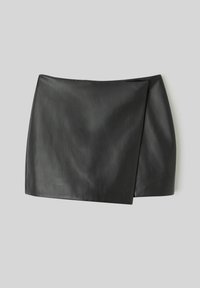 Mini-jupe en faux cuir noir avec un design portefeuille. Elle présente une texture lisse et un ourlet droit, adaptée pour une tenue décontractée ou formelle.