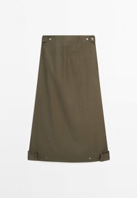 Olivengrøn midi-nederdel med knappede faner ved talje og kant, med en enkelt kilelomme på forsiden til højre.