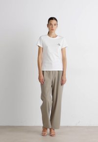 Calvin Klein Jeans MONOLOGO SLIM TEE 2 PACK - Jednoduché tričko - warm sand/bright white