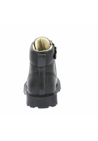 Stivaletto in pelle nera con finitura liscia, interno imbottito, chiusura con zip e suola resistente. Ha un logo sul tallone.