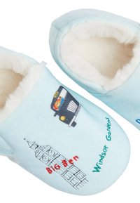 Lichtblauwe slippers met witte donzige voering, geborduurd met de Big Ben, een zwarte taxi en de tekst "Windsor Gardens".