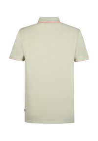 Poloshirt in lichtgroene katoen met korte mouwen, voorzien van een contrasterende roze kraag en mouwafwerking, en een logo aan de onderzijde.