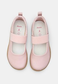Bailarinas de cuero rosa con una banda elástica, superficie texturizada y suela de goma. Talla 31 marcada en el interior.