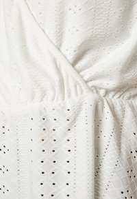 ONLY Petite ONLSANDRA  - Μπλουζάκι με στάμπα - cloud dancer