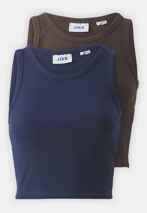 Dois tops cropped sem mangas em tecido canelado nas cores castanho-escuro e azul-marinho. Apresentam um decote redondo e etiquetas com a marca e informações de tamanho.