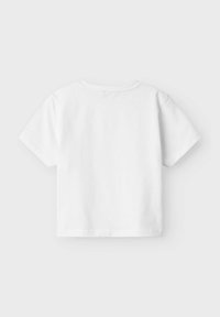 Camiseta de algodón blanca, de manga corta, con cuello redondo sencillo, corte holgado, sin patrones ni adornos, textura suave.