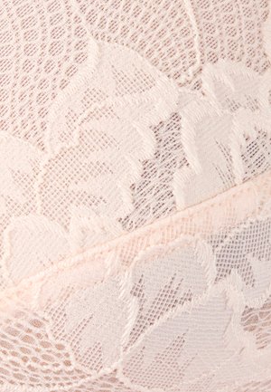 Kantstof in licht perzik met bloempatronen en textuurdetails. Heeft een gladde rand langs de onderkant.