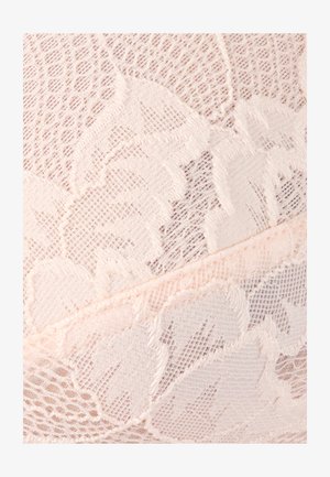 Tela de encaje en un melocotón claro con patrones florales y detalles texturizados. Presenta un borde suave a lo largo del borde inferior.