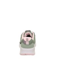 Baskets de sport avec une tige en maille verte, des accents roses, un talon texturé et une semelle blanche texturée. La vue arrière montre une languette pour un enfilage facile.