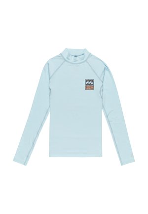 Rash guard de manga larga azul claro con un cuello alto. Presenta un pequeño logotipo en parche en el lado izquierdo del pecho y detalles de costura plana.