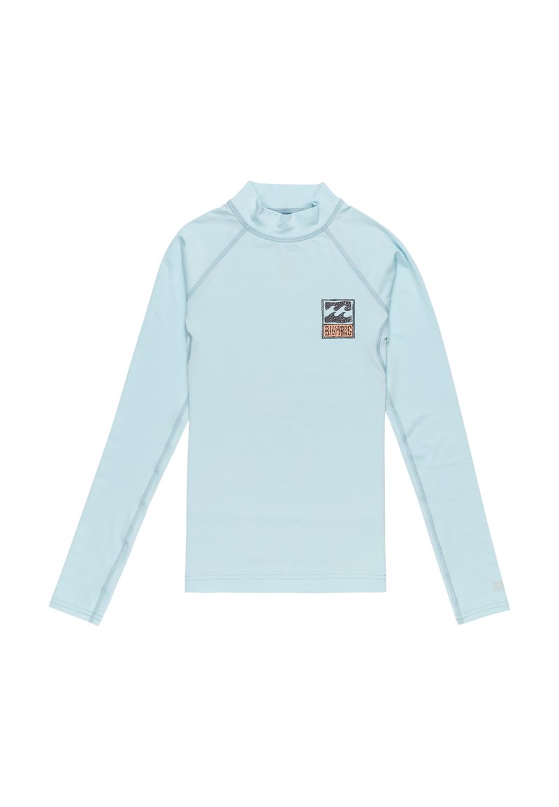 Rash guard de manga larga azul claro con un cuello alto. Presenta un pequeño logotipo en parche en el lado izquierdo del pecho y detalles de costura plana.