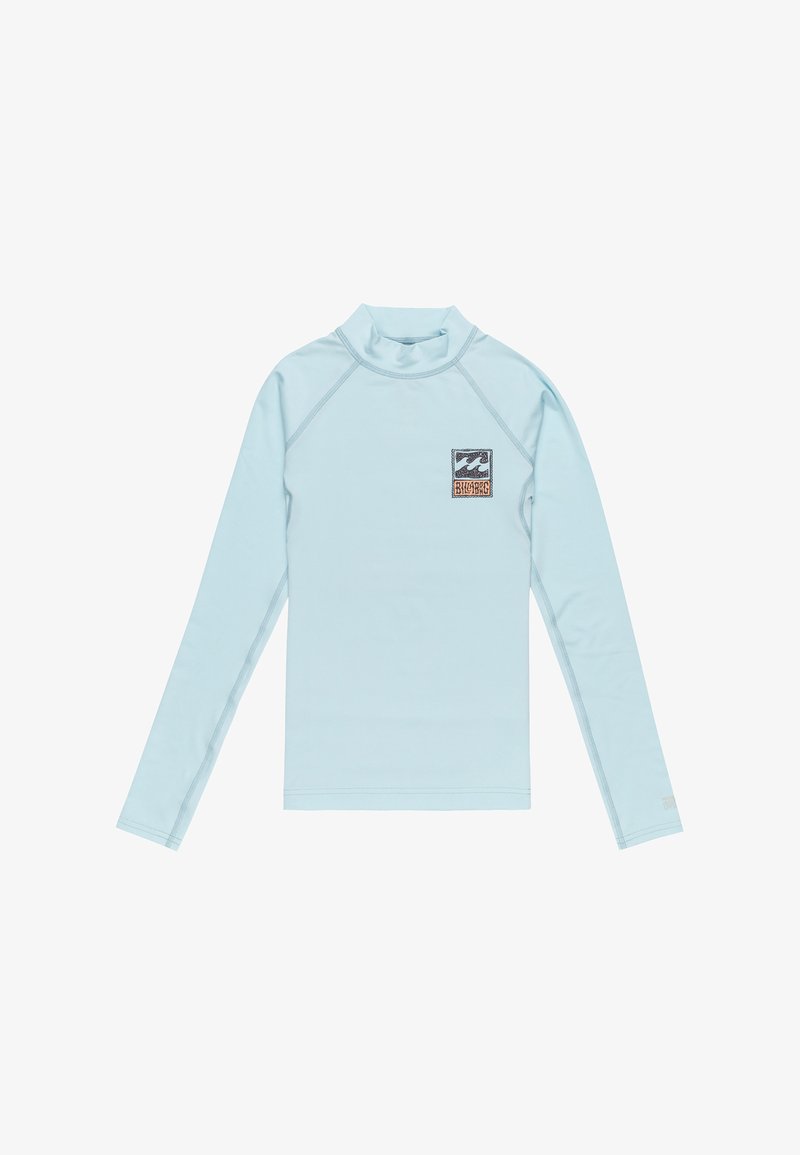Rash guard a maniche lunghe di colore azzurro chiaro con collo alto. Presenta un piccolo logo a patch sul lato sinistro del petto e dettagli di cuciture piatte.