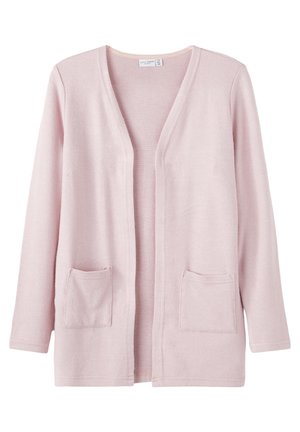 Jasnoróżowy kardigan z otwartym przodem, długimi rękawami i dwoma przednimi naszywanymi kieszeniami, wykonany z miękkiego dzianego materiału.