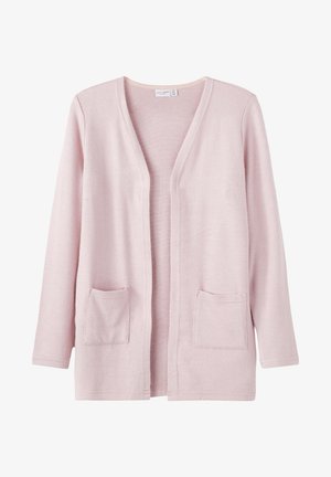 Jasnoróżowy kardigan z otwartym przodem, długimi rękawami i dwoma przednimi naszywanymi kieszeniami, wykonany z miękkiego dzianego materiału.