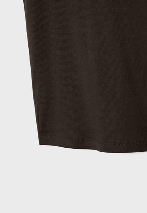 Mørkebrunt ribstrikket stof med lige kant og synligt dobbeltsyning på lys grå baggrund.