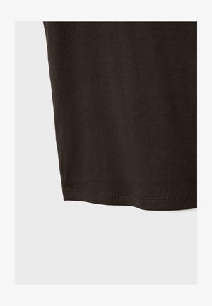 Tamno smeđa rebrasta tkanina s ravnim rubom i vidljivim dvostrukim šavom na svijetlosivoj pozadini.