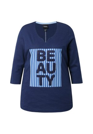 Tmavě modrý top s dlouhým rukávem s světle modrými a bílými vertikálními pruhy na předním panelu a texturovanými písmeny tvořícími slovo "BEAUTY".