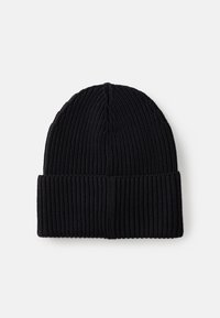 Gorro de punto negro con puño acanalado doblado, que presenta una textura suave y costura superior sin costuras.