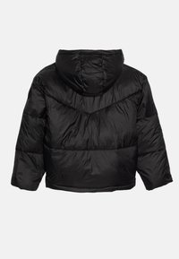 Sort pufferjakke med hætte, der har et quiltet design, kort længde og glat, skinnende tekstur. Bagfra ses syningsdetaljer.