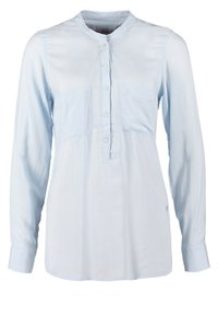 Blouse bleu clair à manches longues avec col mandarin, patte de boutonnage et deux poches poitrine, présentée sur fond blanc.