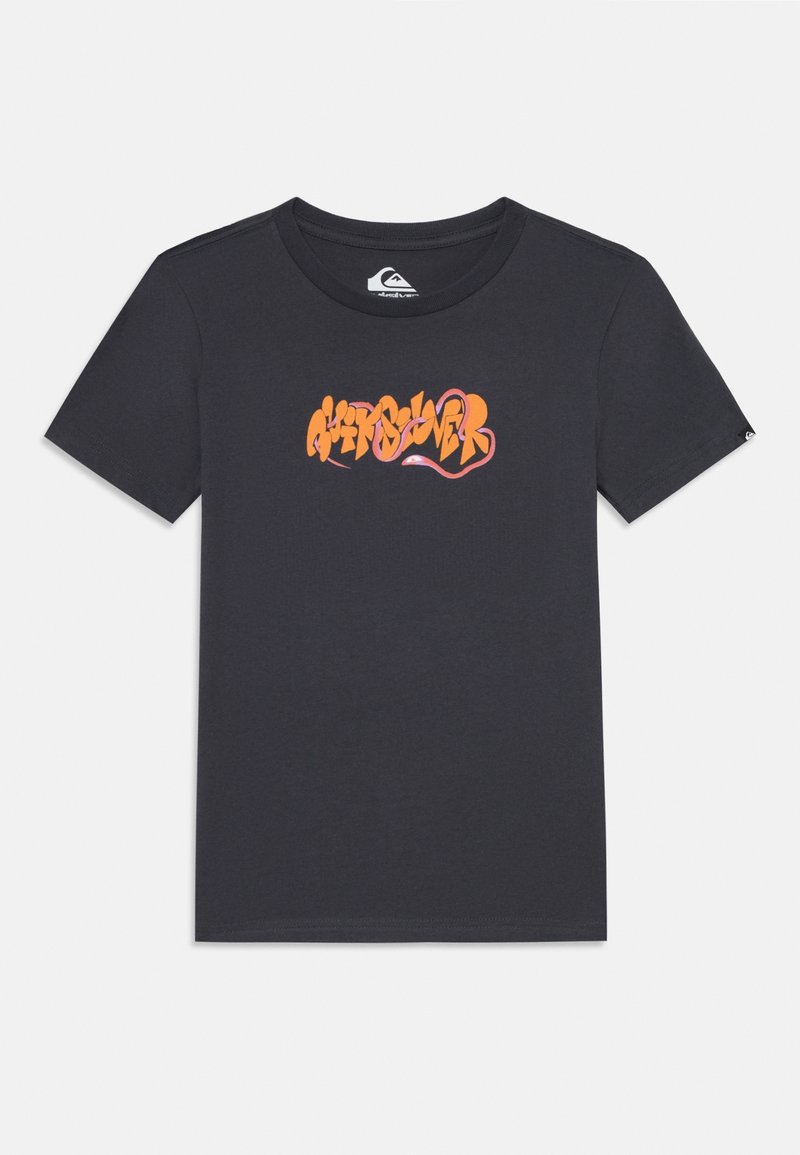 T-shirt noir à manches courtes avec col rond et logo texte stylisé orange et rose centré sur la poitrine.