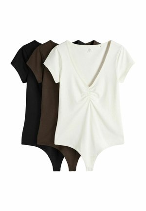 Három rövid ujjú body fekete, barna és fehér színben V-nyakkivágással és elöl ráncolással, fehér háttéren egymásra rétegezve bemutatva.
