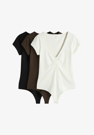 Tre korte bodysuits i sort, brun og hvid med V-udskæringer og rynkning foran, vist i lag på en hvid baggrund.