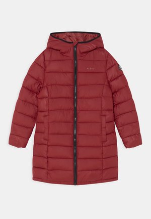 Chaqueta de invierno larga roja acolchada con capucha, cremallera frontal, dos bolsillos laterales y ribete negro a lo largo de la cremallera y los bordes de la capucha.
