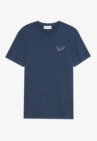 T-shirt en coton bleu marine à manches courtes, avec un motif de baleine brodé en blanc sur la poitrine gauche, et un col rond.