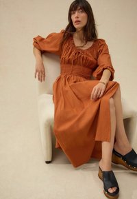 Next REGULAR FIT - BALLOON SLEEVE MIDI  - Jurk - rust brown