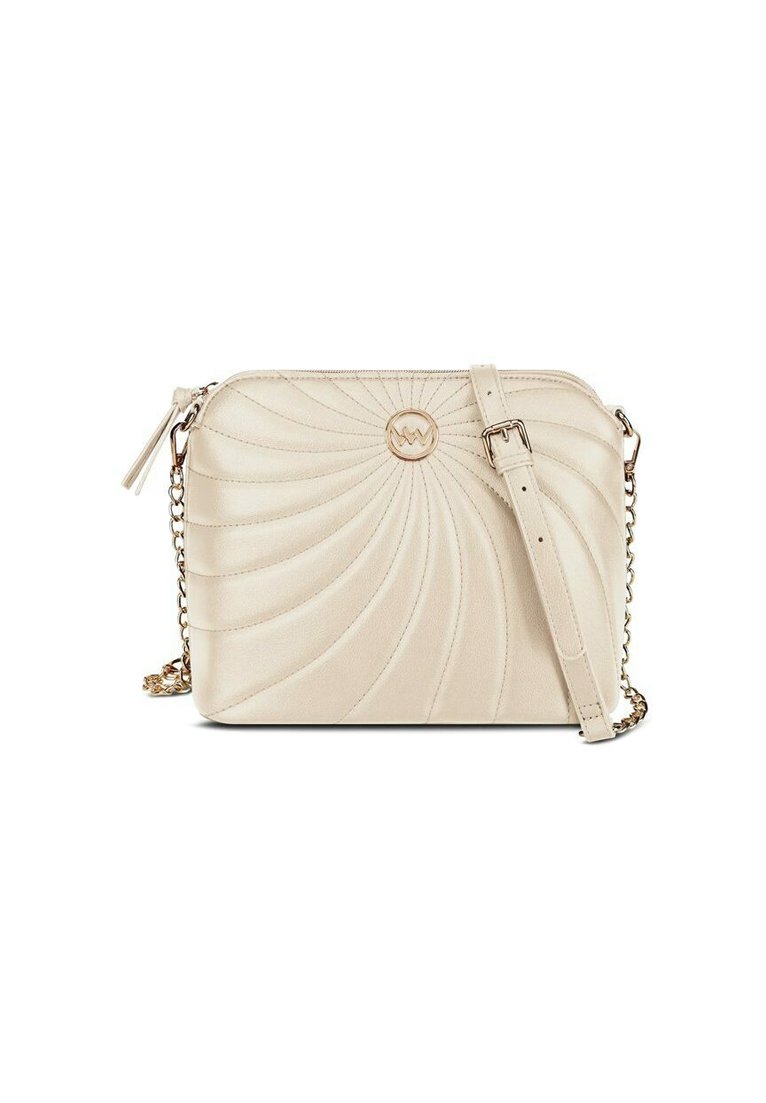Béžová kožená crossbody taška s spirálovým prošíváním, detailem řetízku a popruhu a kulatým logem na přední straně.