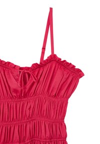 Robe d'été smockée rose avec des fines bretelles ajustables, un col froncé et une texture froncée sur le corsage. Tissu léger.
