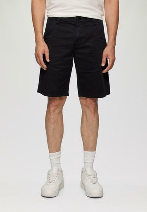 Shorts en coton noirs avec une coupe droite, mi-long, dotés d'une fermeture à bouton, de poches avant et d'une texture lisse.