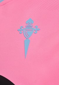 Niebieska stylizowana tarcza z koroną i symbolem fleur-de-lis na teksturowanym różowym tle.