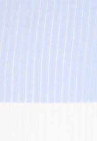 Könnyű kék színű bordázott kötött anyag fehér csíkokkal. Váltakozó színek jellemzik, ami texturált mintázatot hoz létre a felületen.