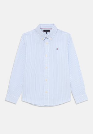 Μπλε και λευκή ριγέ πουκάμισο με κουμπιά, κατασκευασμένο από βαμβάκι, με γιακά, μακριά μανίκια και το λογότυπο της μάρκας στο στήθος.