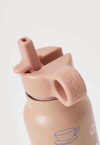 Rosa flaske med en teksturert overflate, sportstopp og rund form. Har en kopp og leppe-grafikk i blått og rosa.