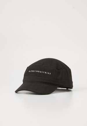 Črna tkaninska kapa s ukrivljenim vizirjem, ki na sprednji strani prikazuje napis "ALPHA INDUSTRIES" v beli barvi in ima večpanožno zasnovo.
