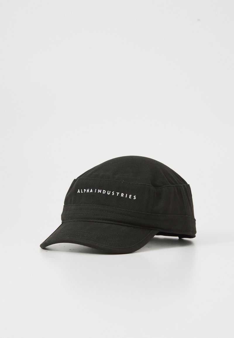 Casquette en tissu noir avec une visière courbée, arborant "ALPHA INDUSTRIES" en texte blanc sur le devant et un design à plusieurs panneaux.