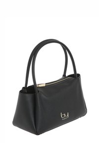 Borsa a mano in pelle nera con design strutturato, texture liscia, doppi manici e chiusura con zip dorata. Presenta un logo sul davanti.